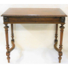 Elegante mesa de apresentação estilo Luís XVI, em madeira nobre entalhada. Tampo retangular e pernas torneadas e frisadas terminando em pinhas. Med. 75x89x59cm. 