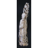 Escultura monobloco em marfim de coleção, representandoDeus da fertilidade. A raridade desta está em seu cajado que apresenta figura de morcego. China, Início do Período Revolucionário. Alt. 29cm. 