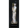 Belo okimono monobloco de coleção, em marfim policromado, representando Dama no jardim. Base em madeira entalhada. Japão, Época Meiji/Taisho. Alt. total 29cm. 