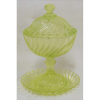 Compoteira com presentoir, de coleção, anos 60, em vidro prensado no tom verde limão. Decorada em gomos na forma de espiral. Alt. 24cm. 