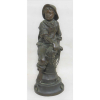 A Bofill - escultura em bronze francês, representando menino sentado sobre farol (apresenta pequeno amassado na base). Artista catalogado em diversos livros e de cotação internacional. Alt. 43,5cm. 