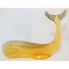Abraham Palatnik - Bela e imponente escultura em resina de poliéster, na forma de baleia, decorada internamente com trabalhos em amarelo e preto. Peça assinada. Med. 25x37x6cm. 