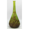 Gallé - Vaso francês em pasta de vidro na tonalidade verde, decoração Cameo de flores e folhagens na cor caramelo degrade. Assinado. Alt. 24cm. 