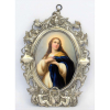 Arte Sacra - Madona - Pintura européia policromada sobre placa ovalada em porcelana. Emoldurada por prata cinzelada em folhagens e volutas, e tendo no ápice figura do Divino Espírito Santo e na base figura de duas crianças. Med. total 20x14cm. Med. porcelana 11x8cm.