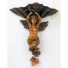 Imponente peanha em madeira patinada, entalhada na forma de figura feminina estilizada, com asas e caudas. Peça com ricos detalhes. Apresenta discretas quebras. Med. 62x50,5x20cm.