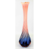 Belíssimo vaso em murano, nas cores rosa e azul dégradée, trabalhado em gomos retorcidos. Borda ondulada. Parte superior em opalina. Alt. 46 cm.