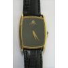Relógio masculino em ouro 18k, Baum Mercier, com pulseira de couro. Funcionando. Este ítem não se encontra no local do leilão.