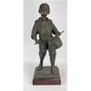 C. Sanson - Escultura francesa em petit bronze representando Menino com tambor. Base de madeira com selo de fundição francesa. Artista catalogado em diversos livros e de cotação internacional. Alt. total 49cm.