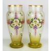 Belo par de vasos venezianos, com pintura floral em policromia. Detalhes em dourado. Alt. 30,5 cm.