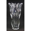 Baccarat - Belo vaso em grosso cristal francês, com marca da Cristallerie, lapidado em sulcos bisotados. Borda em grandes serrilhados. Alt. 35cm.