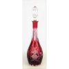 Belo licoreiro em cristal na tonalidade doublet rubi, decorado com lapidações de cachos de uva em satiné e sulcos e folhas translúcidos. Alt. 39cm.