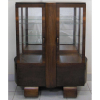 Bela cristaleira estilo art-deco, anos 50, em madeira entalhada, com duas bandas de portas. Portas e laterais com vidros, sendo os da porta bisotados. Med. 141x100x44,5 cm.