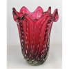 Belo vaso em Murano italiano, dos anos 50, no tom rubi, lapidado em gomos retorcidos, decorado internamente com bolhas de ar. Borda recortada em babados. Alt. 28,5cm.