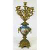 Belo candelabro para 6 velas, em porcelana francesa, possivelmente de Sévres e bronze ormulú. Porcelana decorada com pintura de flores e cena musical em policromia. Detalhes em dourado. Laterais com cabeças de leão. Alt. 54,5cm.