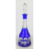 Belo licoreiro em cristal alemão, marca da manufatura Dresden Crystal, no tom doublet azul e translúcido, lapidação dedão. Apresenta etiqueta da manufatura. Alt. 37cm.