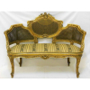 Belo sofá, estilo francês, Luis XV, para 2 lugares em madeira dourada e entalhada. Encosto em palhinha dupla. Assento estofado e forrado em tecido. Med. 92,5x118x52cm.
