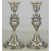 Raro e antigo par de elegantes castiçais em prata portuguesa, contraste P. Coroa, prateiro G.S., atribuível a Guilherme Soares, citado em 1887, com trabalhos em baixo relevo de folhagens e perolados. Corpo adornado com figura mística alada em cada lado oposto. Alt. 16cm.
