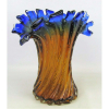 Belíssimo vaso em Murano italiano, dos anos 50, nas cores âmbar e azul, dégradée, trabalhado em gomos retorcidos. Borda recortada e ondulada. Apresenta pequenos lascados na base. Alt. 29,5cm.