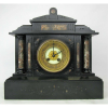 Relógio de mesa francês Pêndulo Paris, com mostrador em porcelana. Caixa em mármore em dois tons na forma de templo. Máquina necessita de reparo. Med. 32,5x34,5x13,5 cm. Com pêndulo e chave.