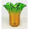 Belo vaso em Murano italiano, nas cores verde e âmbar. Decorados internamente com bolhas de ar. Borda em recortes. trabalhos em relevo. Alt. 30 cm.
