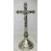 Dez Dinheiros - Crucifixo de mesa do séc. XIX, em prata com marcas do prateiro e contraste na base. Cruz com Cristo vivo presa a base com parafuso. Base apresenta pequeno orifício. Alt. total 37 cm.