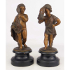 Duas esculturas em petit bronze patinado, representando Casal de crianças. Bases em madeira com pequenas perdas. Alts. totais 24cm.