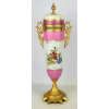 Bela ânfora em porcelana européia, possivelmente francesa, nas cores rosa e branca, decorada com pinturas de cenas angelicais em policromia e detalhes em dourado. Guarnições em metal cinzelado banhado de dourado. Alt. 43cm.