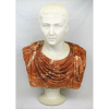 Belíssima e grande escultura em mármore, em 2 tons, representando Imperador Romano. Apresenta pequeno polimento na parte de trás. Med. 73x51x27 cm.