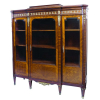 Belíssima vitrine em madeira nobre, formada por 3 portas com cristal bisotado. Interior com 3 prateleiras de alturas reguláveis. Guarnições em bronze patinado finamente trabalhado com cinzelados e guilhochados. Med. 193x183x53cm.