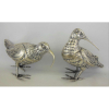 Duas belas esculturas em prata espanhola, teor 915 milésimos, com marca do contraste e do prateiro, representando pássaros. Meds. 18x19 e 14x25cm. Peso: 1.340g.