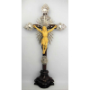 Magnífico e raro crucifixo em jacarandá com cristo em marfim de Goa, do Séc. XVIII. Peça esculpida com minuciosos detalhes de execução. Cristo com sendal pendente para o lado direito. Rica guarnição em prata cinzelada. Pequena colagem na base do crucifixo. Alt. total do crucifixo 68cm e Alt. cristo 24 cm.