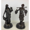 Antigo par de esculturas em petit bronze europeu, representando Casal de Aguadeiros. Peças de fina e delicada fundição. Base em mármore. Alt. total 30cm.