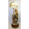 Belíssima e grande luminária italiana em mármore e alabastro, de diversos tons, representando Figura egípcia na fonte. Peça elaborada com ricos detalhes. Funcionando. Alt. 88cm. 