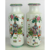 Antigo e belo par de vasos em porcelana oriental decorados com pintura floral, vasos e arabescos com esmalte. Marca da manufatura na base. Alt. 35 cm. 