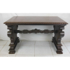 Bela e antiga mesa de apresentação em madeira nobre entalhada. Laterais ligadas por um travessão. Pés em pata. Med. 74x121x71 cm. 