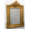 Belo espelho em cristal bisotado, moldura estilo francesa dourada, trabalhada com folhagens e volutas, tendo no ápice florão com concha. Med. 95x71,5cm. 