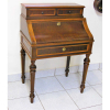 Bureau writing table estilo Império, Brasil 1900, em peroba. Gabinete com tampo de abrir que se projeta para a frente, com courvin pirogravados em dourado. Duas gavetinhas com a frente com marqueterie. Parte superior com alçado de 2 gavetas. Pernas torneadas e frisadas. Med. fechada 111x76x53cm. 