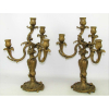 Belo par de candelabros para 4 velas, em bronze patinado de ouro envelhecido, braços retorcidos. Peça profusamente trabalhada com folhagens. Alt. 39,5cm.