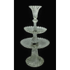 Baccarat - Belo centro de mesa floreira em cristal francês, com marca da Cristallerie em relevo, formado por 2 pratos e tulipa, profusamente lapidados em gomos curvos. Base em ondulações. Alt. 44 cm.