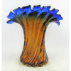 Belo vaso em Murano italiano, dos anos 50, nas cores âmbar e azul, dégradée, trabalhado em gomos retorcidos. Borda recortada e ondulada. Alt. 29,5cm.