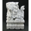 Bela e grande escultura em monobloco de mármore Carrara, representando Cão Fó com seu filhote. Peça imponente e executada com minuciosos detalhes. Med. 46x30x21,5 cm.