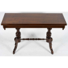 Mesa console em madeira entalhada. Tampo dobrável e apoiado sobre duas colunas torneadas que se unem através de um travessão. Pernas recurvas. Med. fechada 78x120x43 med. aberta 76x120x86 cm.