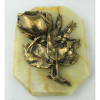 Elegante tinteiro francês em bronze dourado na forma de flor com abelha animado A. Gangand e localizado France no bronze. Base em alabastro. Recipiente interno para tinta em metal dourado. Med. 6x17,5x13,5 cm.