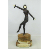 Escultura estilo Art-deco, em bronze e marfim, representando Dançarina. Base em mármore. Apresenta assinatura D.H. Chiparus (revival), mármore com pequena quebra na base de apoio de pé. Alt. total 47 cm.
