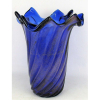 Belo e antigo vaso em murano na tonalidade azul, com trabalhos em gomos curvos. Borda em recortes e decorado internamente com pó de ouro. Alt. 28,5 cm.