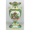 Vaso em porcelana francesa, com marca da manufatura Limoges na base, ao gosto Vieux Paris com pintura floral em policromia e detalhes em dourado. Alt. 33,5 cm.