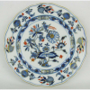 Meissen - Prato de coleção em porcelana alemã, com marca da manufatura, decoração cebolinha com flores, folhagens e dourado. Diam. 24,5cm.