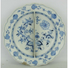 Grande petisqueira em porcelana alemã com marca da manufatura Meissen no verso, com decoração cebolinha no tom azul. Apresenta lascado na borda e perdas no esmalte. Med. 6x36cm.