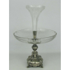 WMF - Belo centro de mesa/floreira, alemão, em metal espessurado a prata trabalhado com volutas e perolados. Prato e tulipa lapidados em frisos bisotados. Marca da manufatura na base. Med. 42x29,5cm.