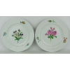 Meissen - Par de pratos de coleção em porcelana alemã, com marca da manufatura, decorados com pintura floral em policromia. Diam. 24 cm.